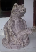 Two sitting frog statue